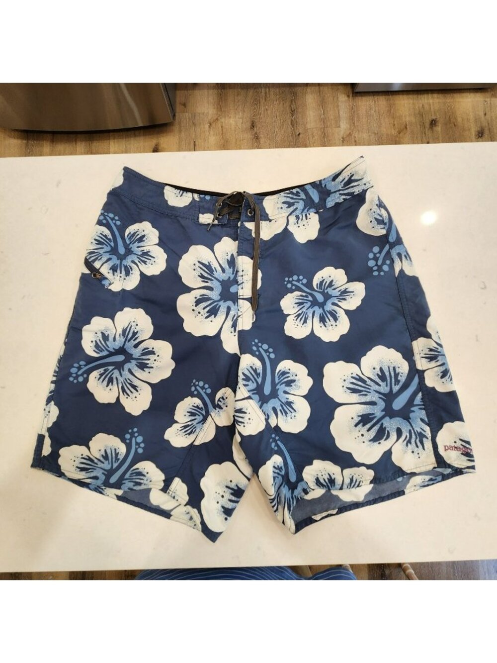 Patagonia Wavefarer Board Shorts Men’s 36 Tropical Floral Swim Trunks Nylon